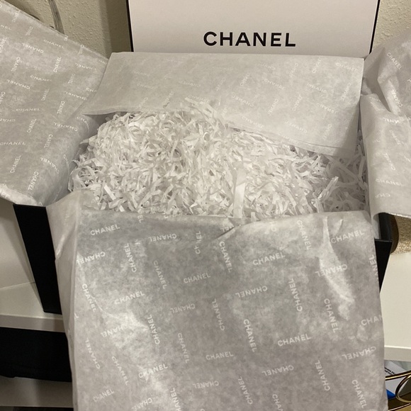 Chanel Gift Box Holiday 2023 see all photos - Picture 14 of 15